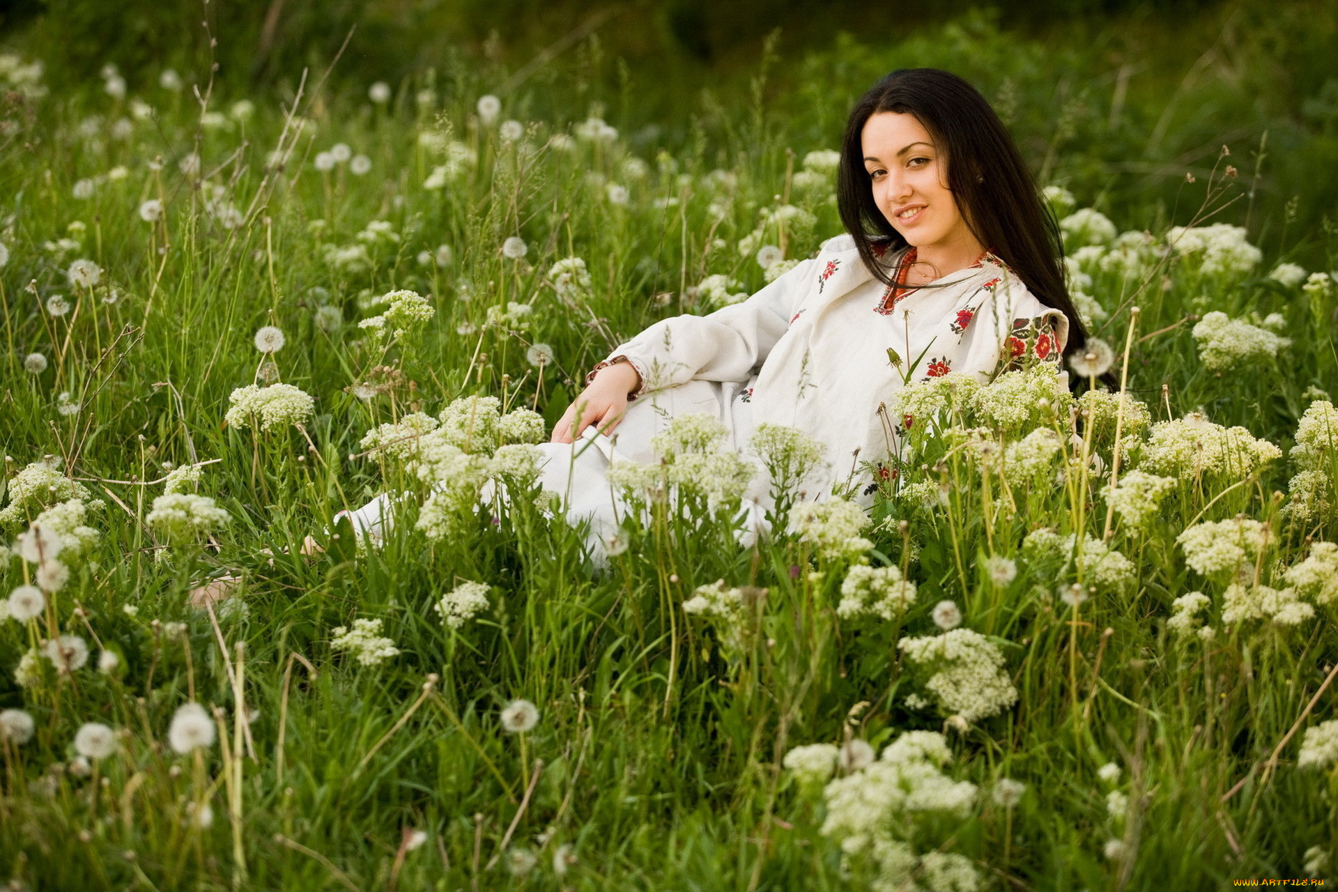 Девушка с офигенной фигурой на цветочной поляне