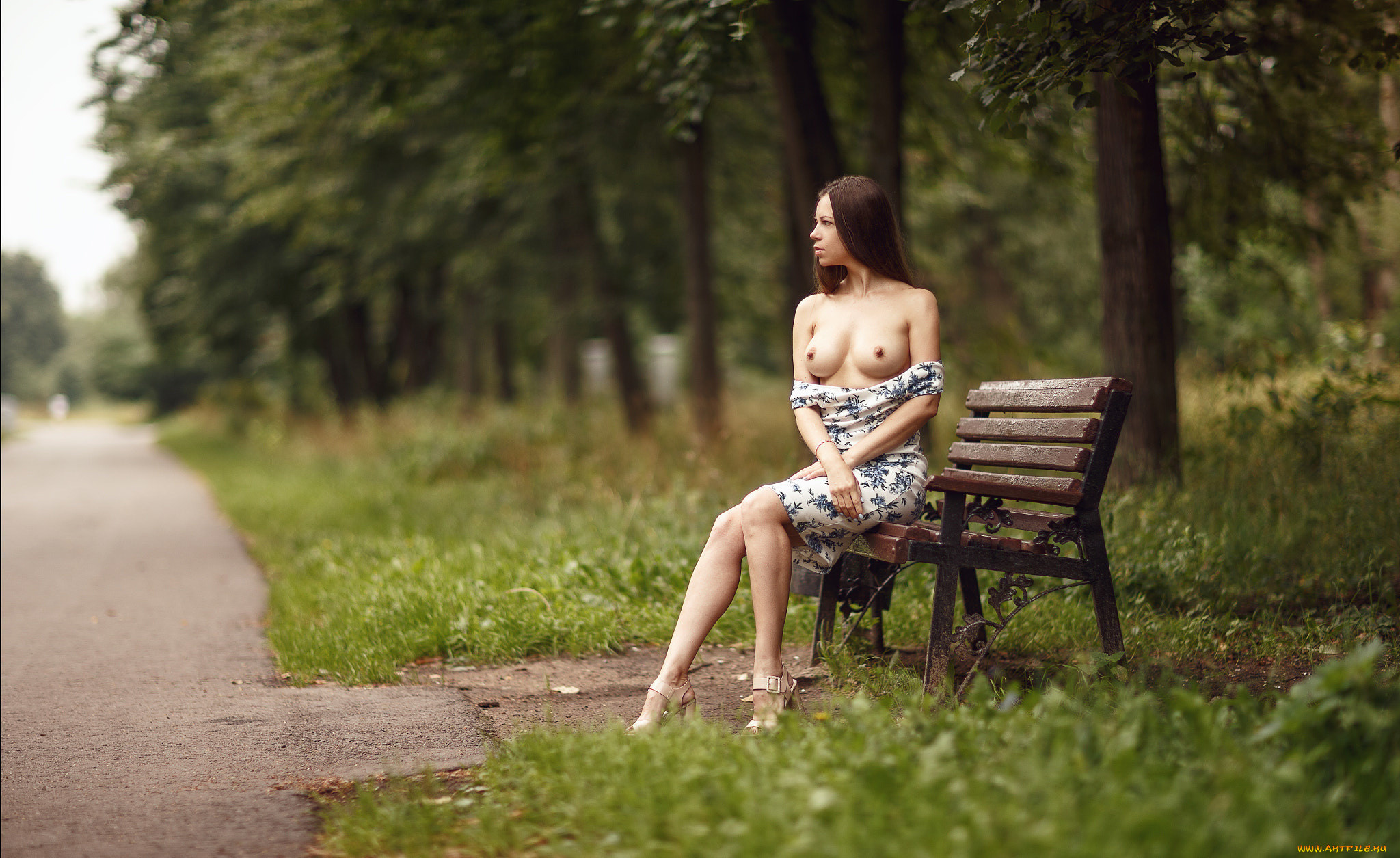 Девушка в парке голая
