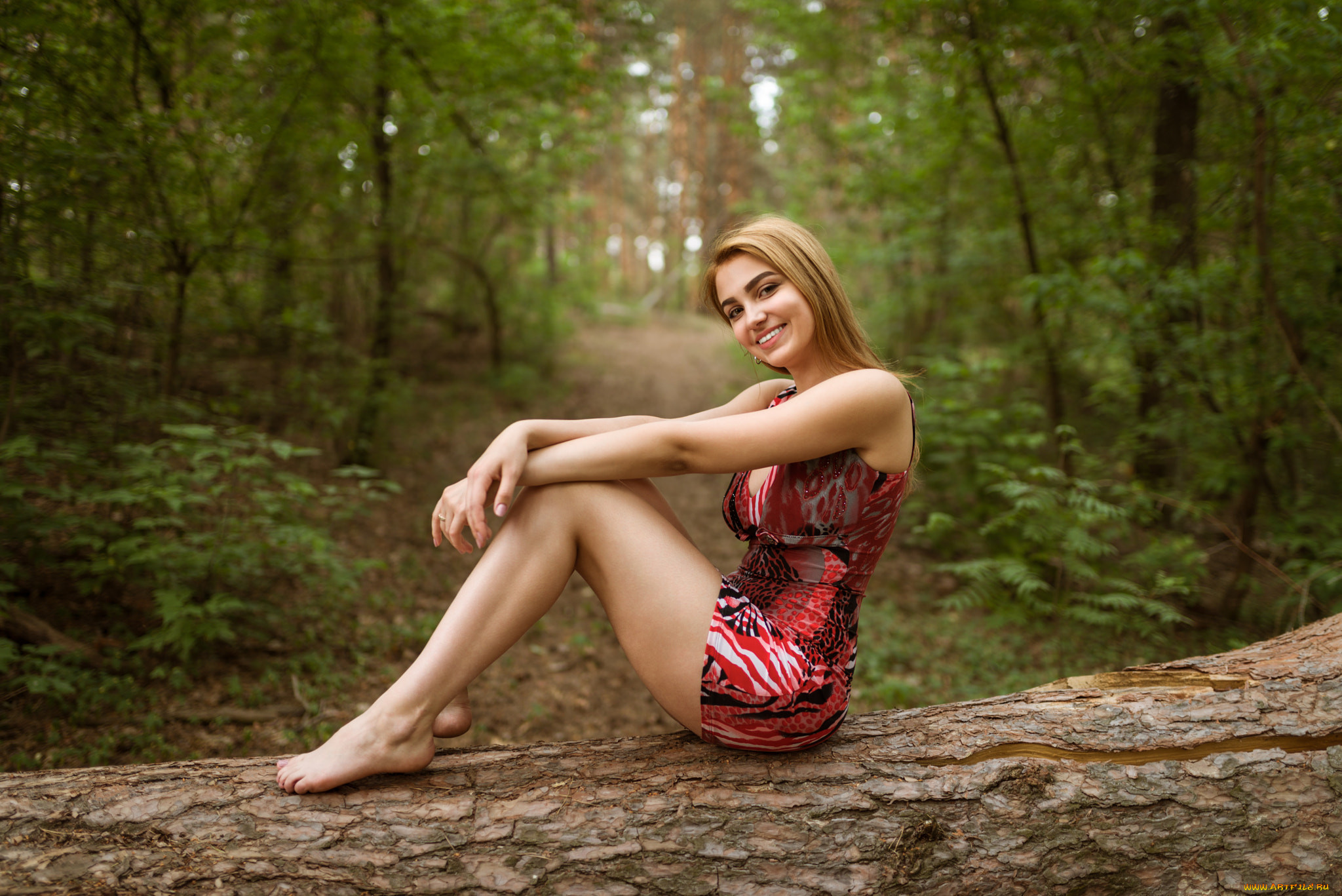 Молодая горячая девушка без одежды заблудилась в лесу