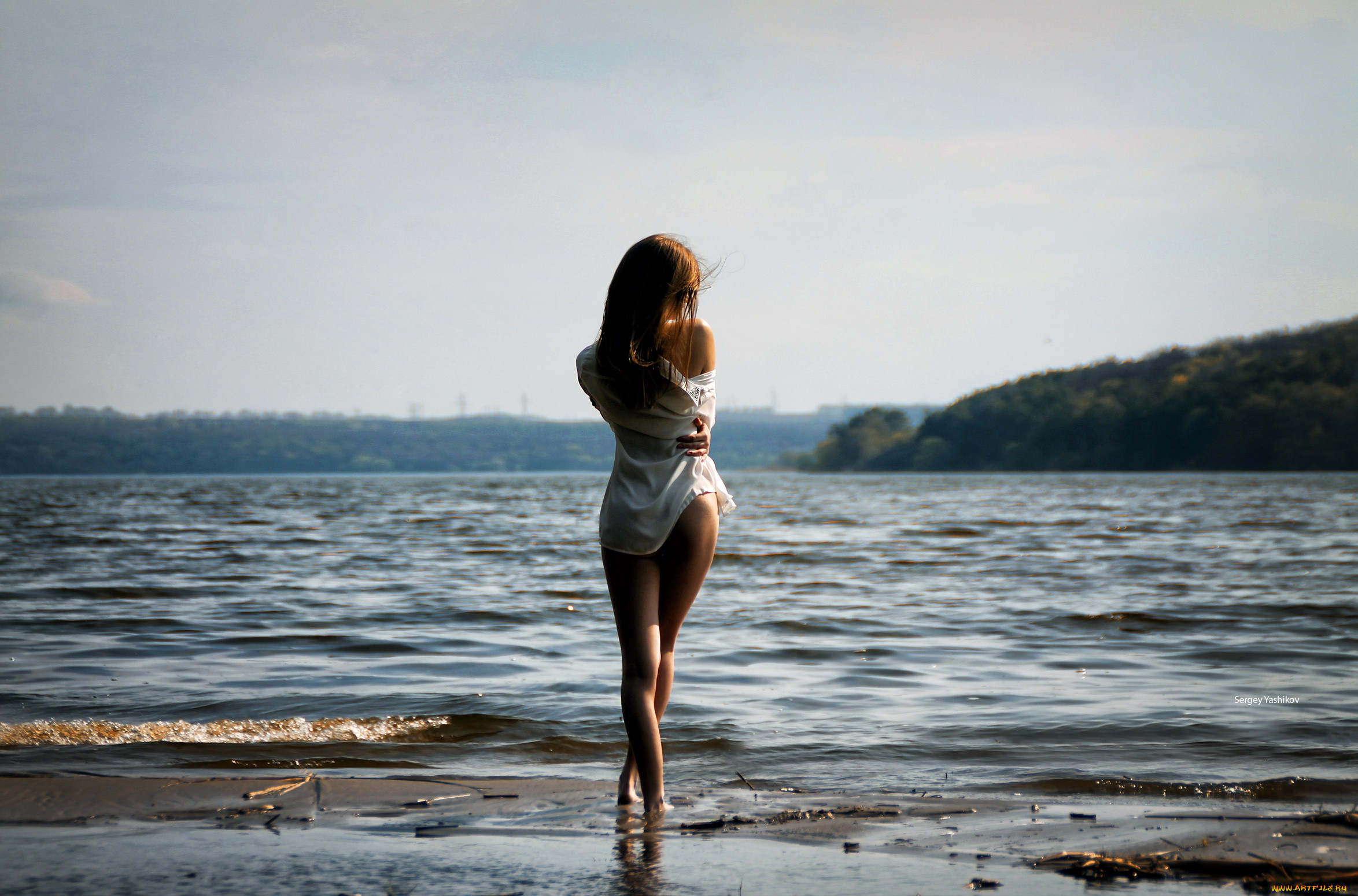 Аня позирует на берегу озера