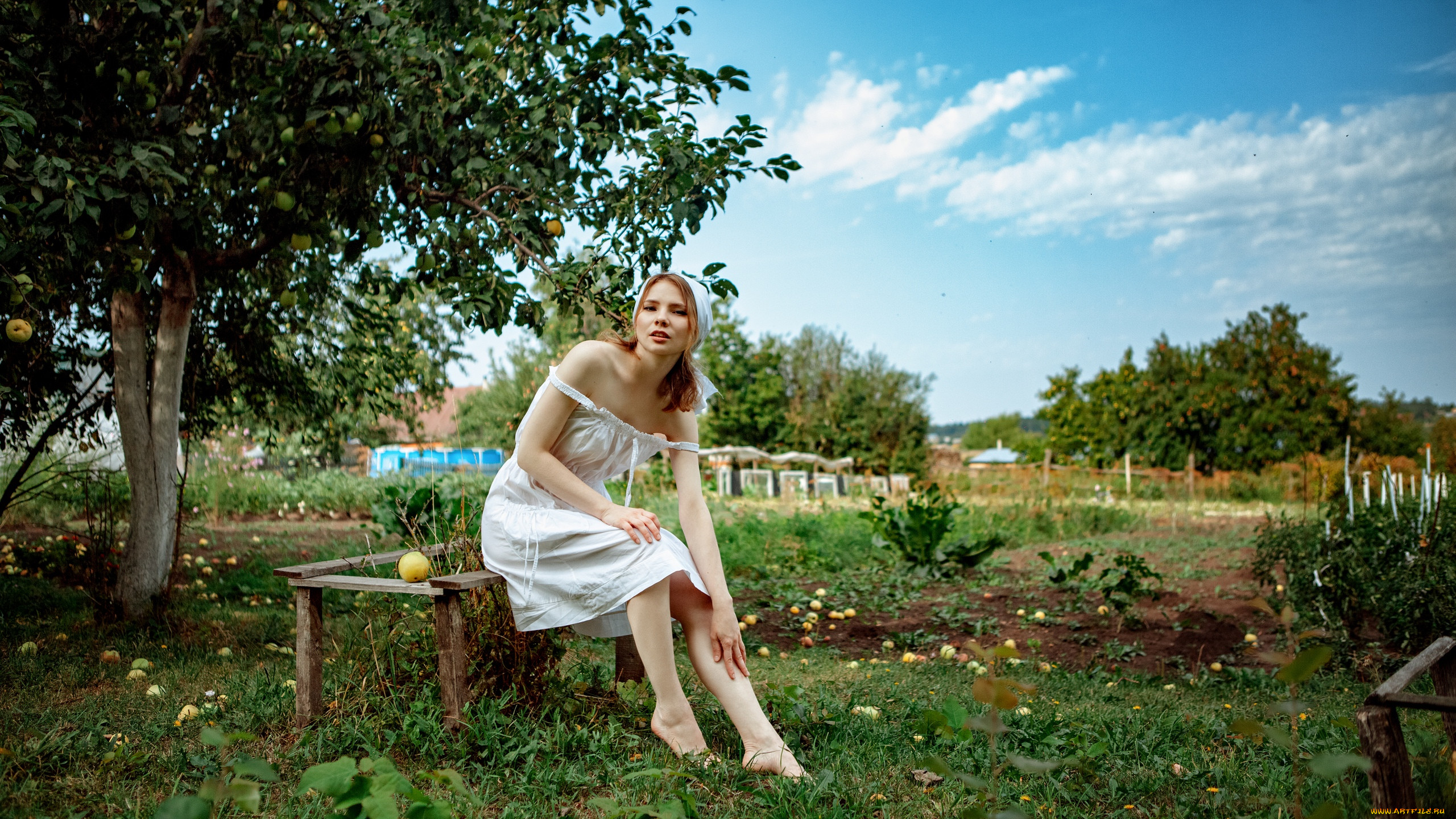 Брюнетка Кристина и ее откровенные фотки в деревне в своем саду