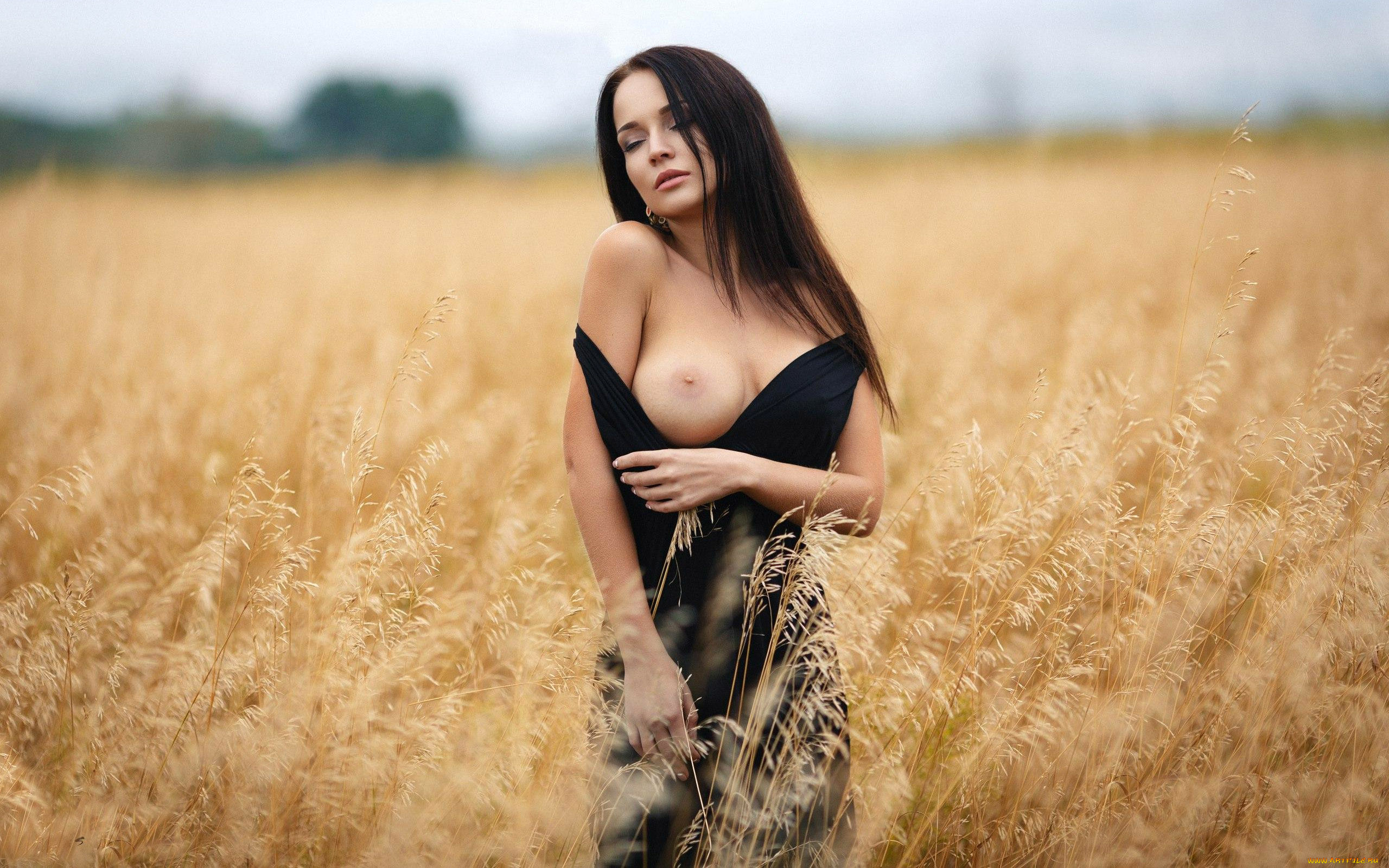 Грудастая голая девушка в поле