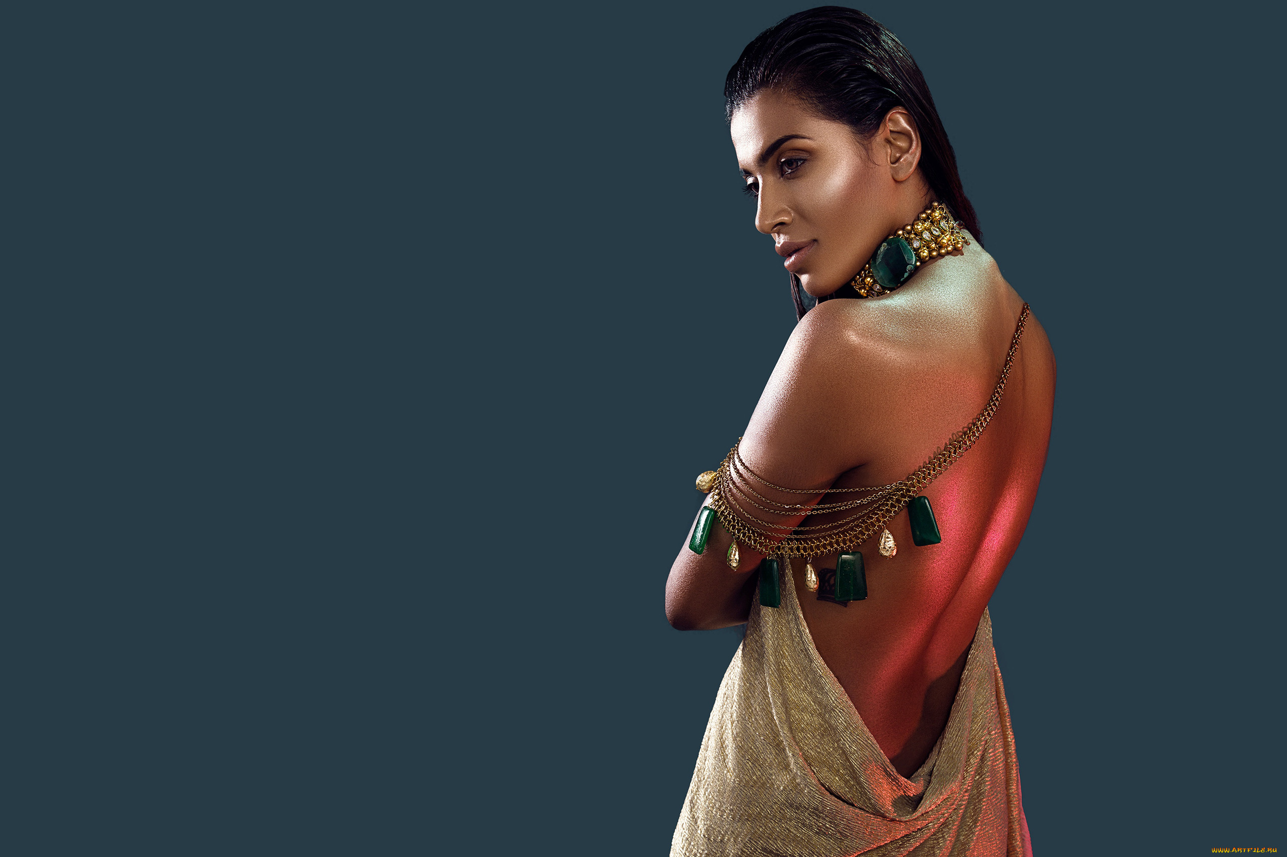 Индийские красотки готовы показывать себя со всех сторон поражая натуральной сексуальностью своих тел 
