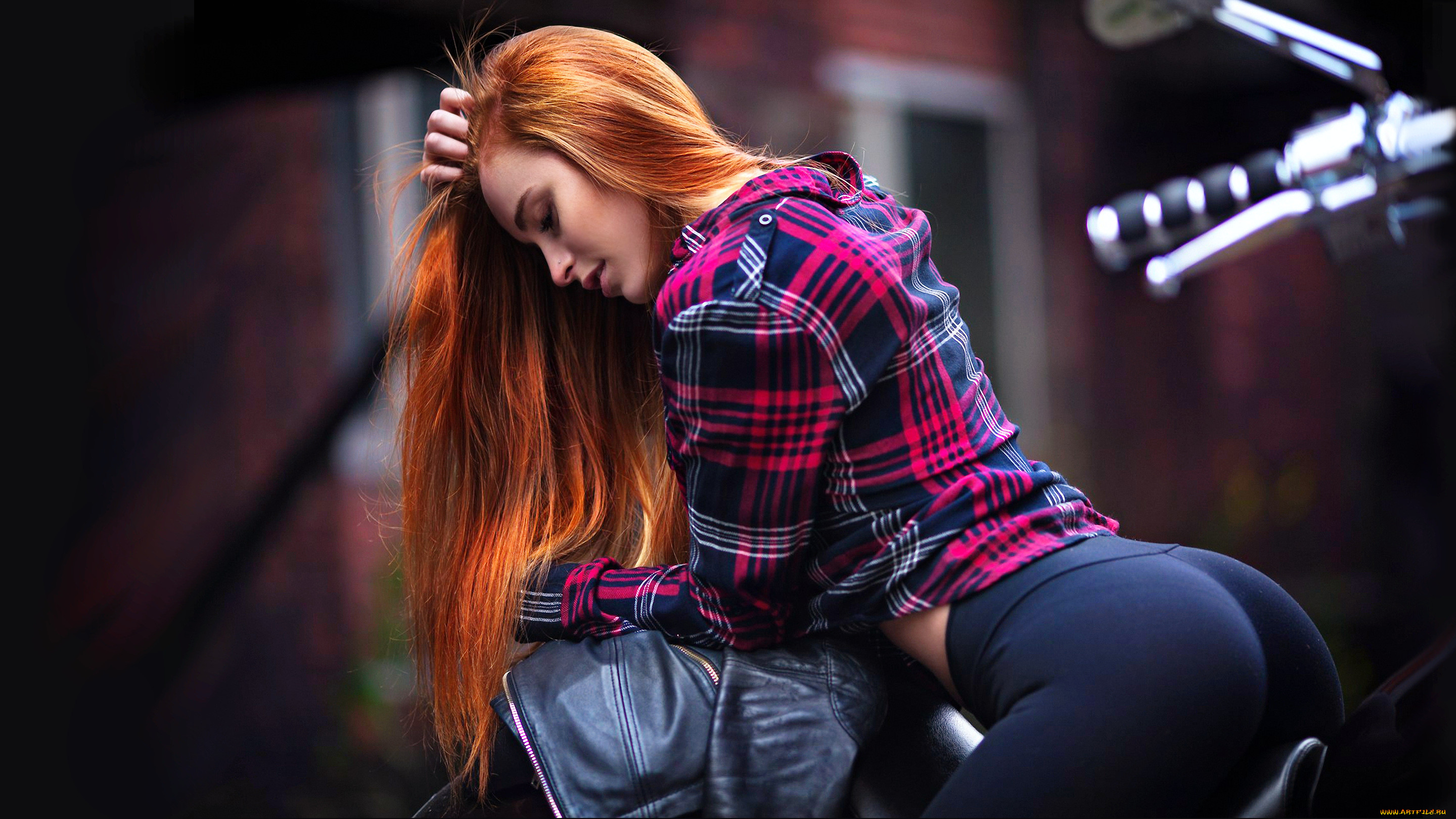 Фото шикарной попки под юбочкой девушки с красными волосами