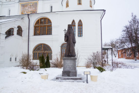 памятник, священномученик, серафим, успенский соборо, дмитров, московская область, зима