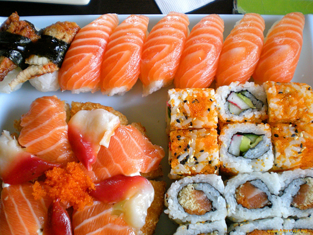 Фото суши и роллов на столе