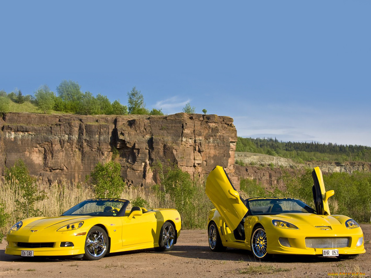 Много желтых машин на фото