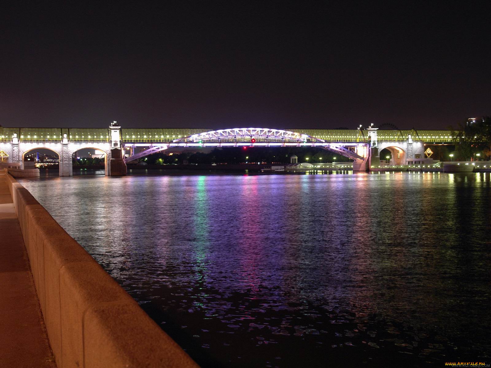 Парк москвы ночью. Ночная Москва парк Горького. Набережная Москва река парк Горького Москва ночь. Парк Горького Москва вечером. Парк Горького набережная ночью.