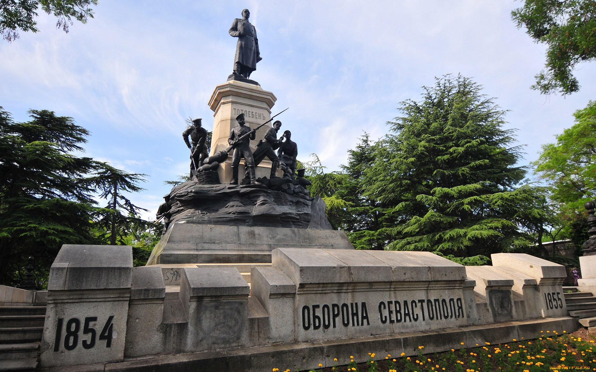 Памятники великой отечественной в крыму. Памятник Тотлебену в Севастополе. Памятник э.и. Тотлебену исторический бульвар Севастополь. Памятники Севастополь Севастополь.