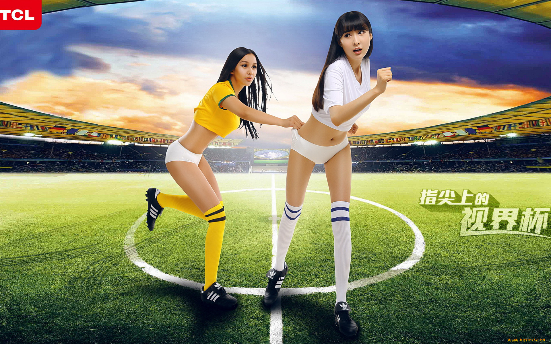 Football girls. Красивые девушки футбол. Девушка спорт футбол. Девушка с футбольным мячом. Девушка с футбольным мячом обои.
