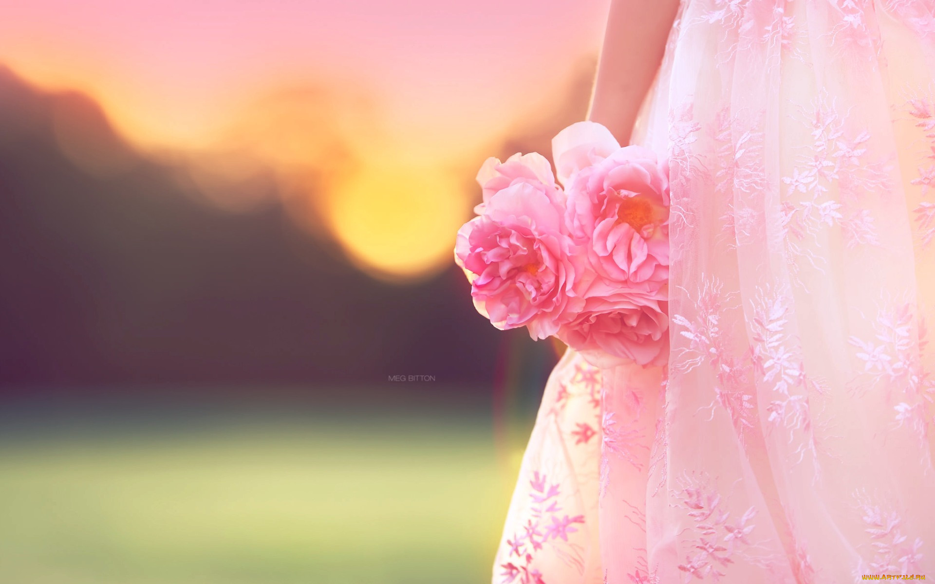Добрая нежная бесконечно. Платье розовое. Девушка в розовом платье. Нежные цвета. Нежные цветы в руках.