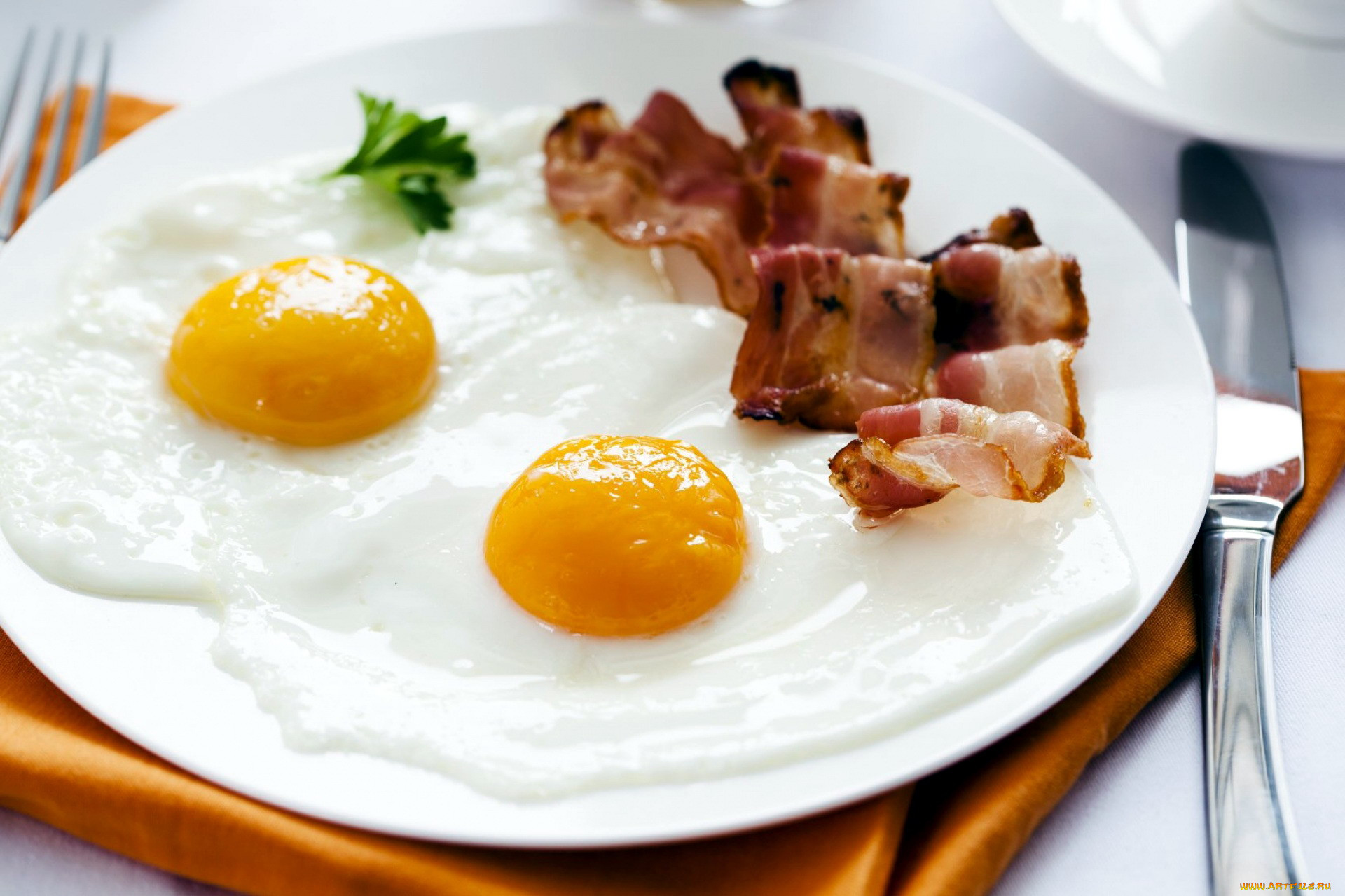 Яйца с беконом на сковороде рецепт с фото