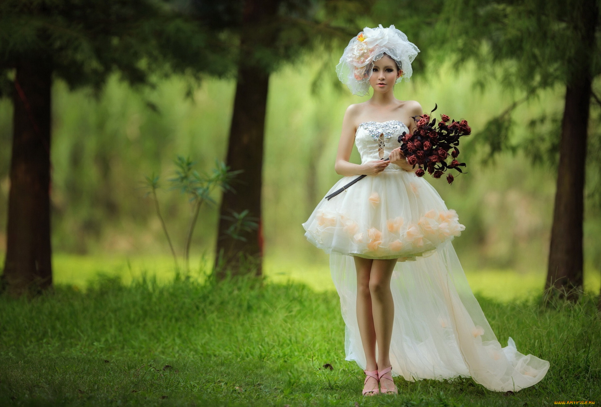 Девушка в цветном свадебном платье