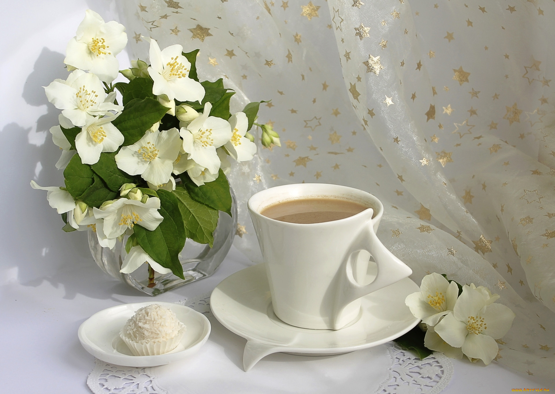 Изысканного утра. Чашка кофе и цветы. Утренние цветы. Кофе и цветы. Утро чай цветы.