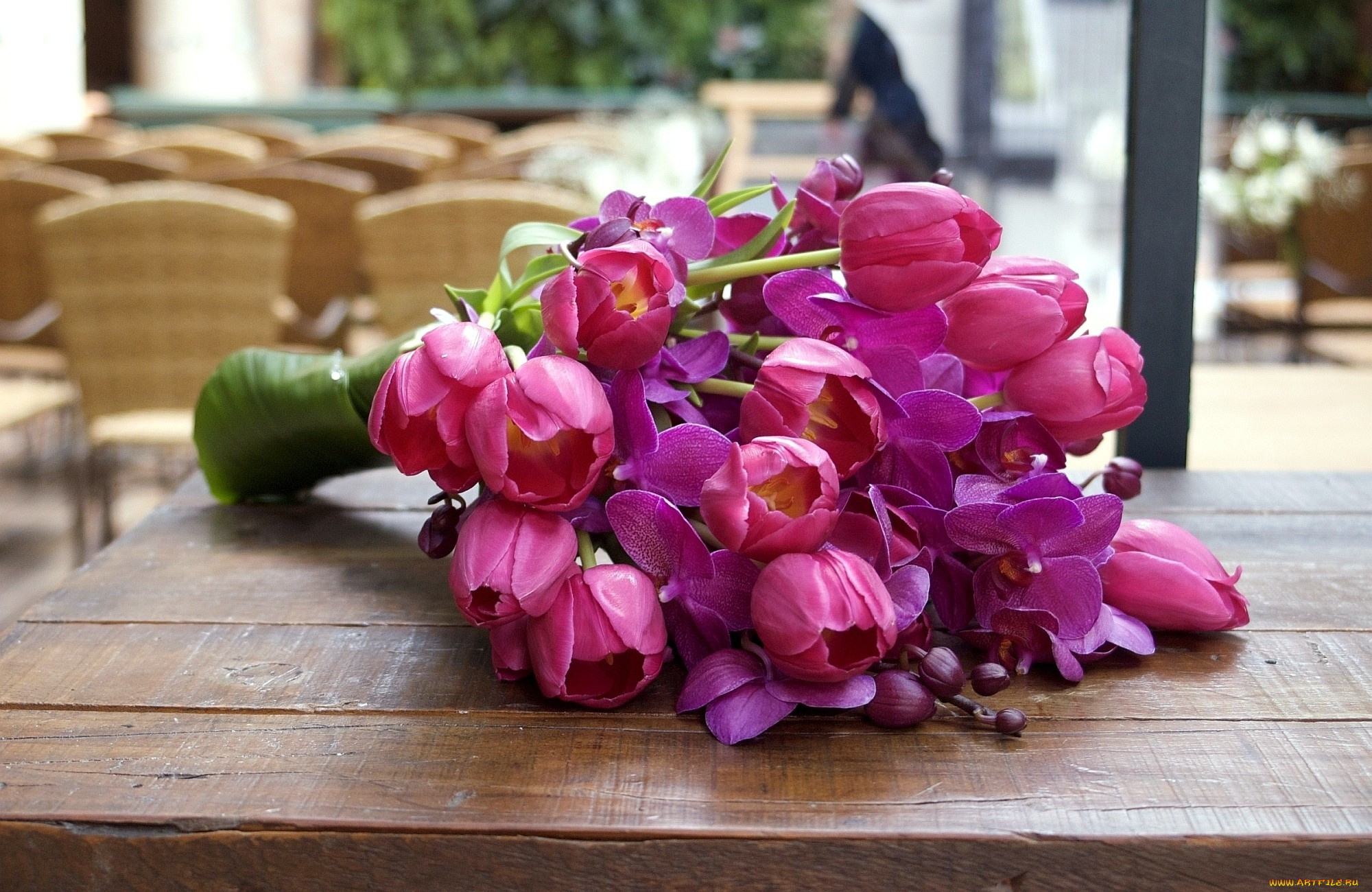 Картинка с цветами на столе. Букет весенних цветов. Цветы тюльпаны. Цветы на столе. Роскошные весенние цветы.