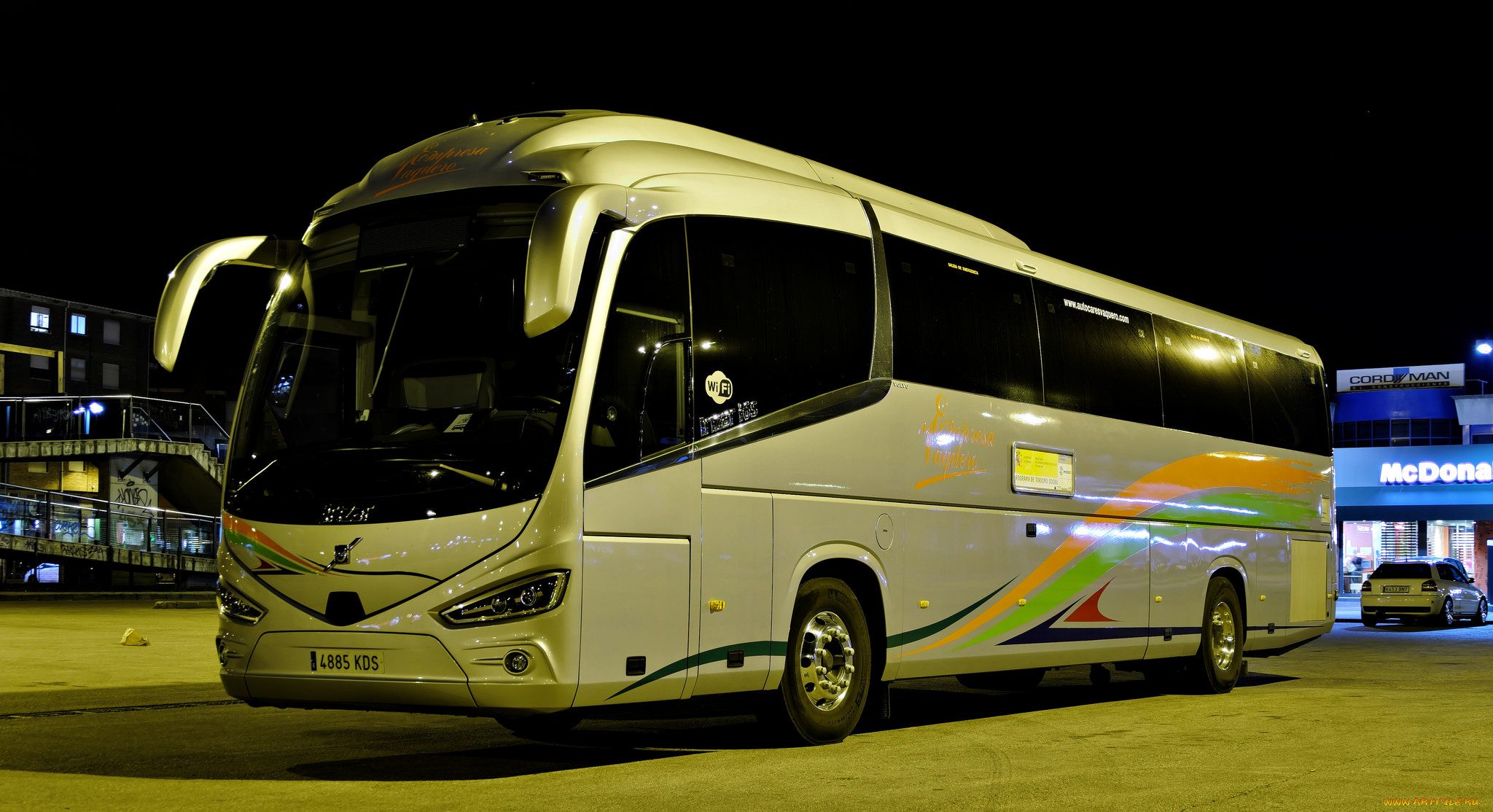 Car bus. Пассажирский автобус. Пассажирские машины автобусы. Автобус ночью. Автобус картинка.