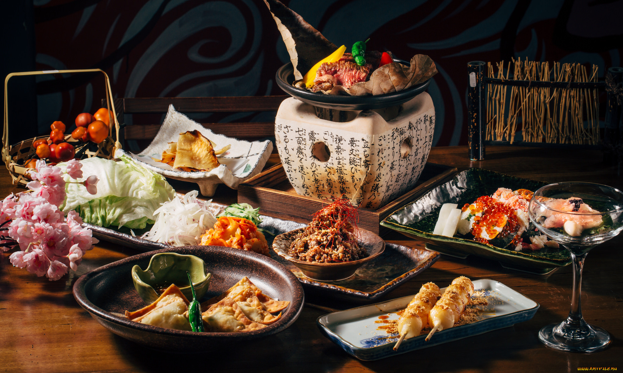 Музыкальный обед. Стол с едой. Красивый стол с едой. Кухня Японии. Блюда на столе.