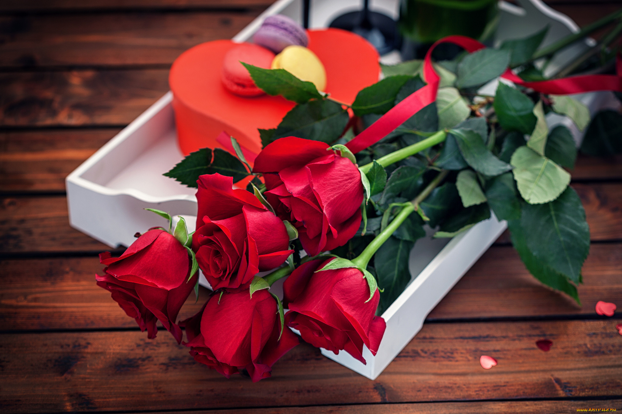 Картинка с цветами на столе. Красивый букет. Цветы в подарок. Красивый букет роз. Букет "день рождения".