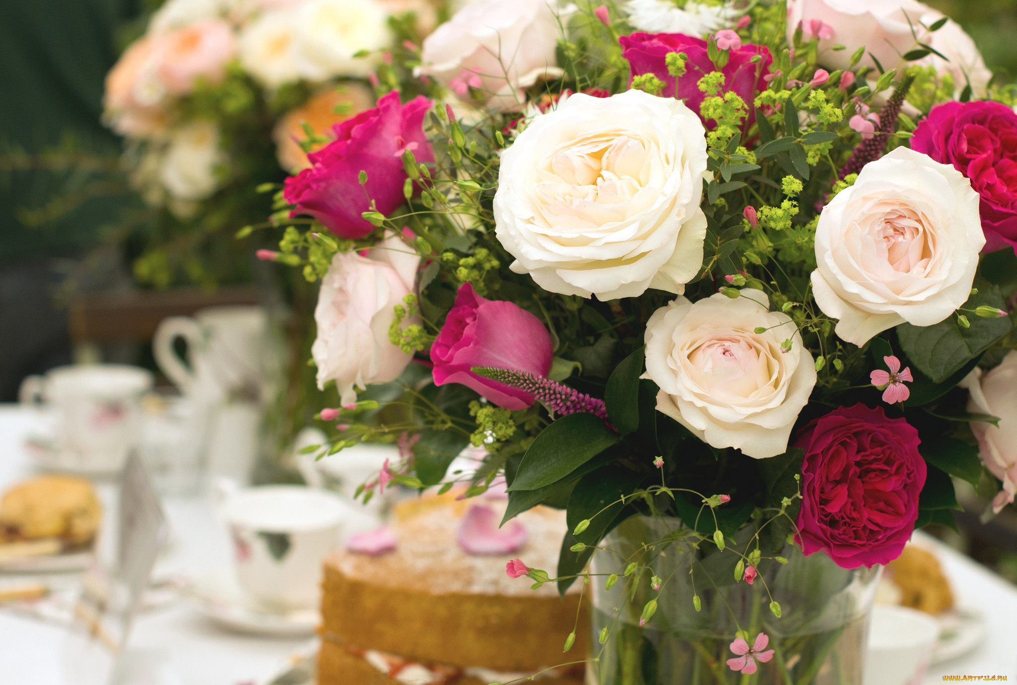 Много цветов на столе. Красивый букет на столе. Композиция роз. Красивый букет цветов с днем рождения. Букет роз на столе.