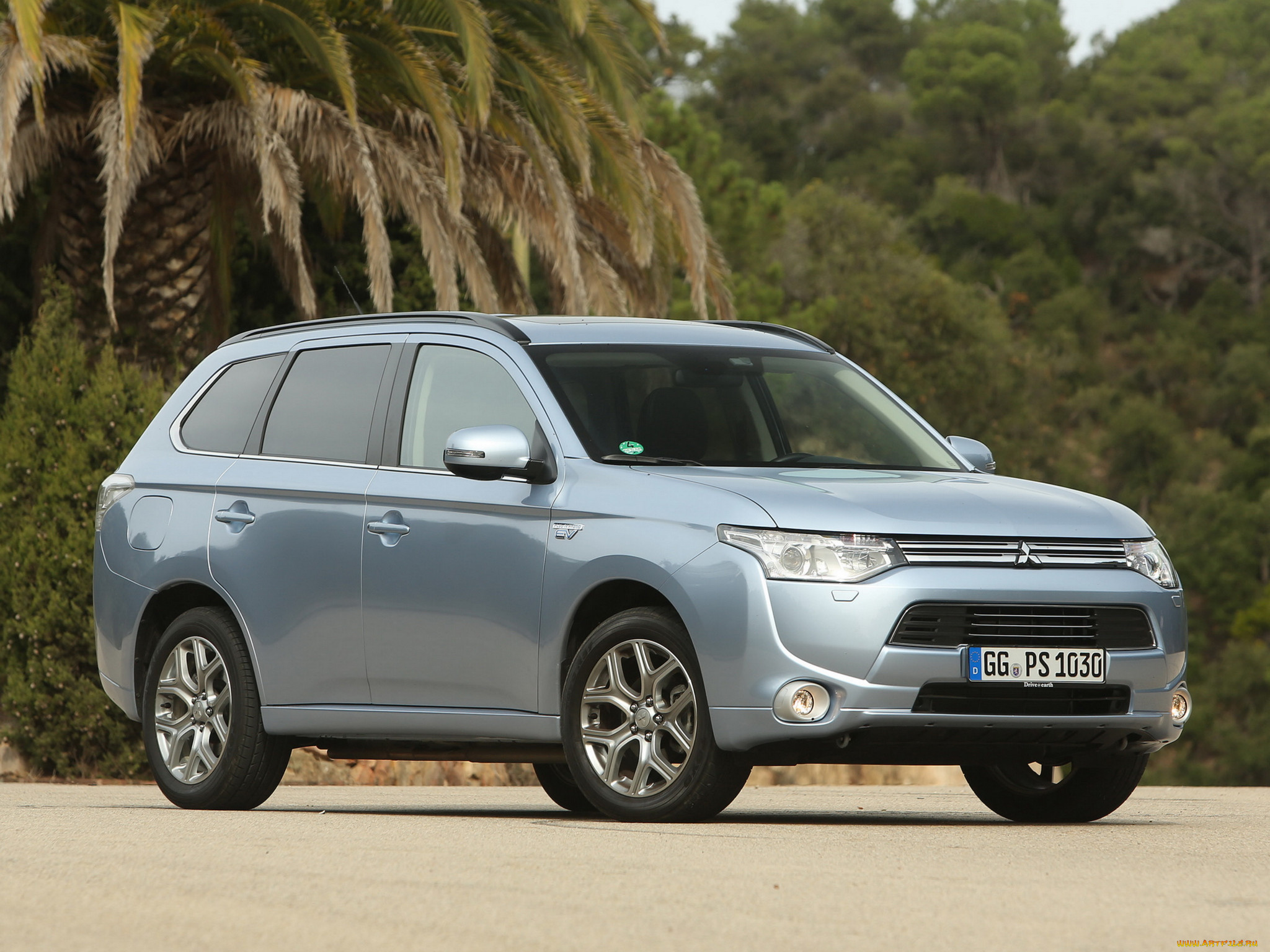 Купить мицубиси аутлендер цены. Mitsubishi Outlander 2013. Mitsubishi Outlander PHEV 2013. Мицубиси Аутлендер PHEV. Митсубиши Аутлендер 2013.