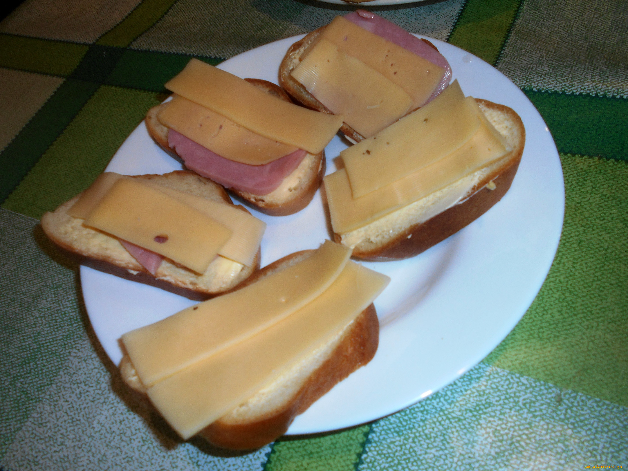 Чай сахар колбаса сыр хлеб. Бутерброд с маслом. Бутерброды колбаса сыр. Батон для бутербродов. Бутерброд хлеб колбаса сыр.