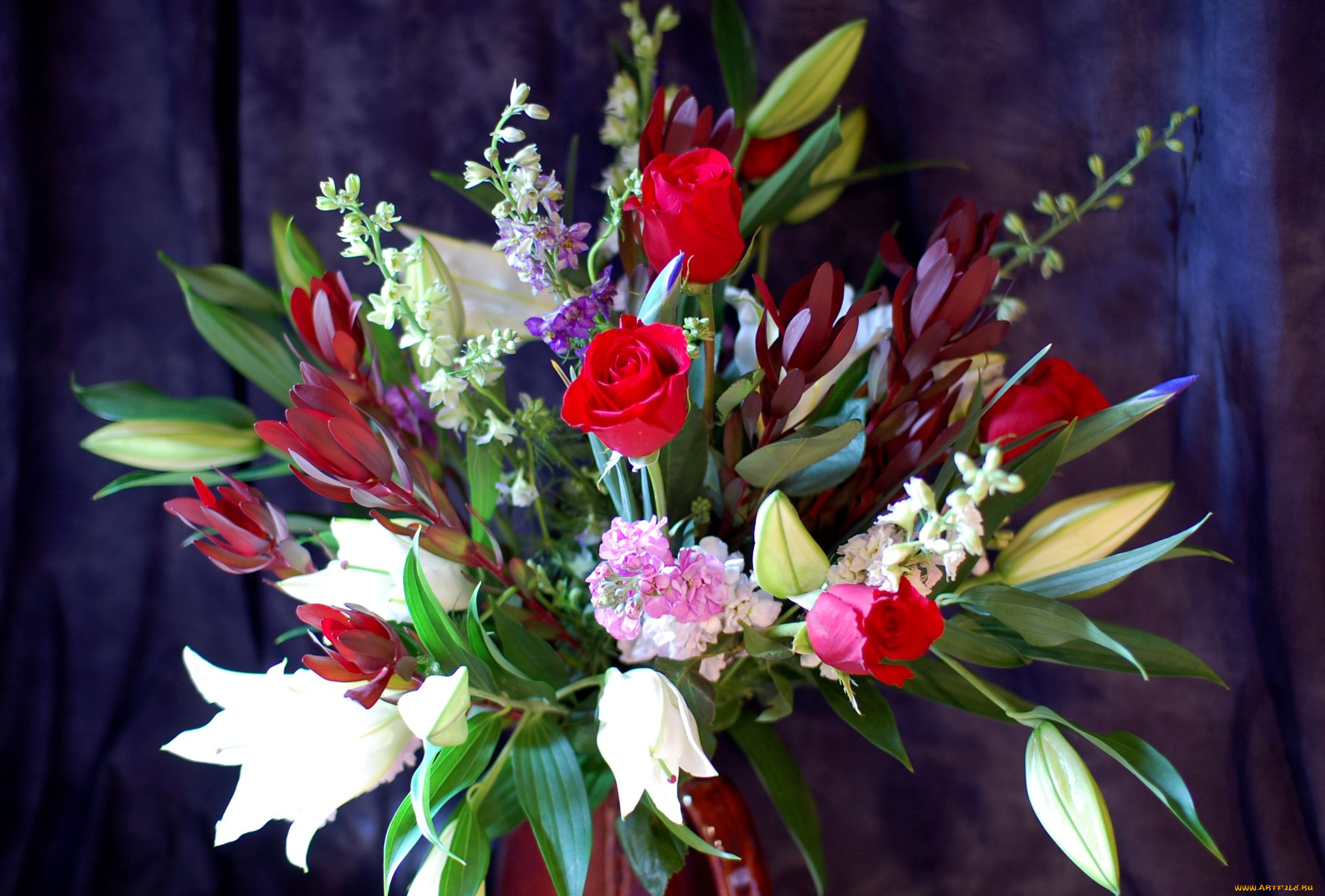 Розы и тюльпаны в одной вазе. Красивый букет цветов. Красивый букетик цветов. Прекрасный букет. Шикарный букет цветов.