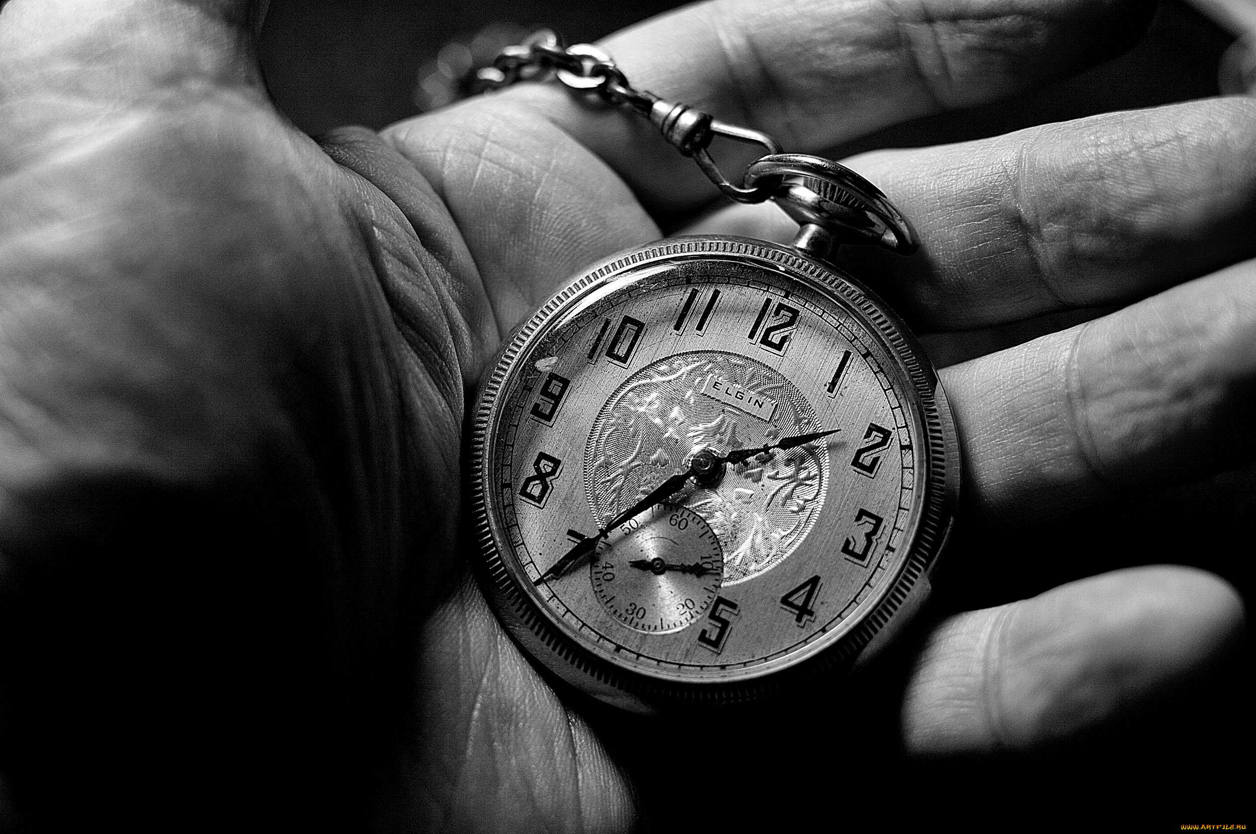 Практически в любое время. Карманные часы в руке. Старые часы на руку. Красивые высказывания о времени. Часы на цепочке.