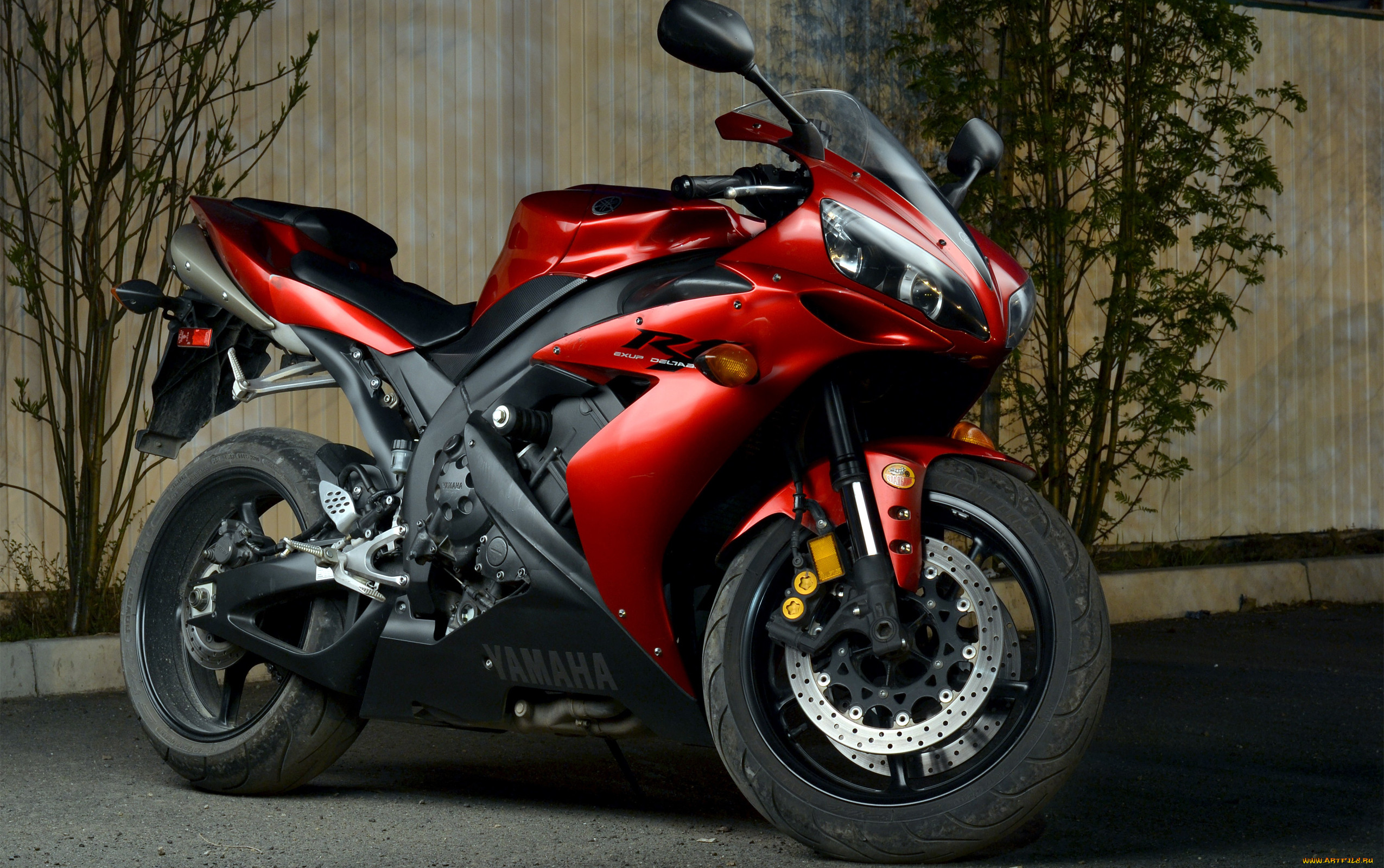 Yamaha r1 Red