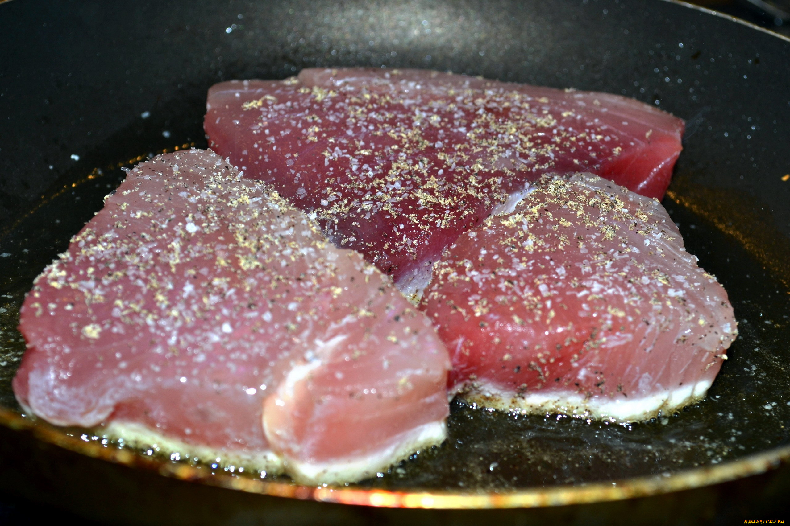 Как приготовить тунец свежемороженный стейки на сковороде рецепт с фото пошагово