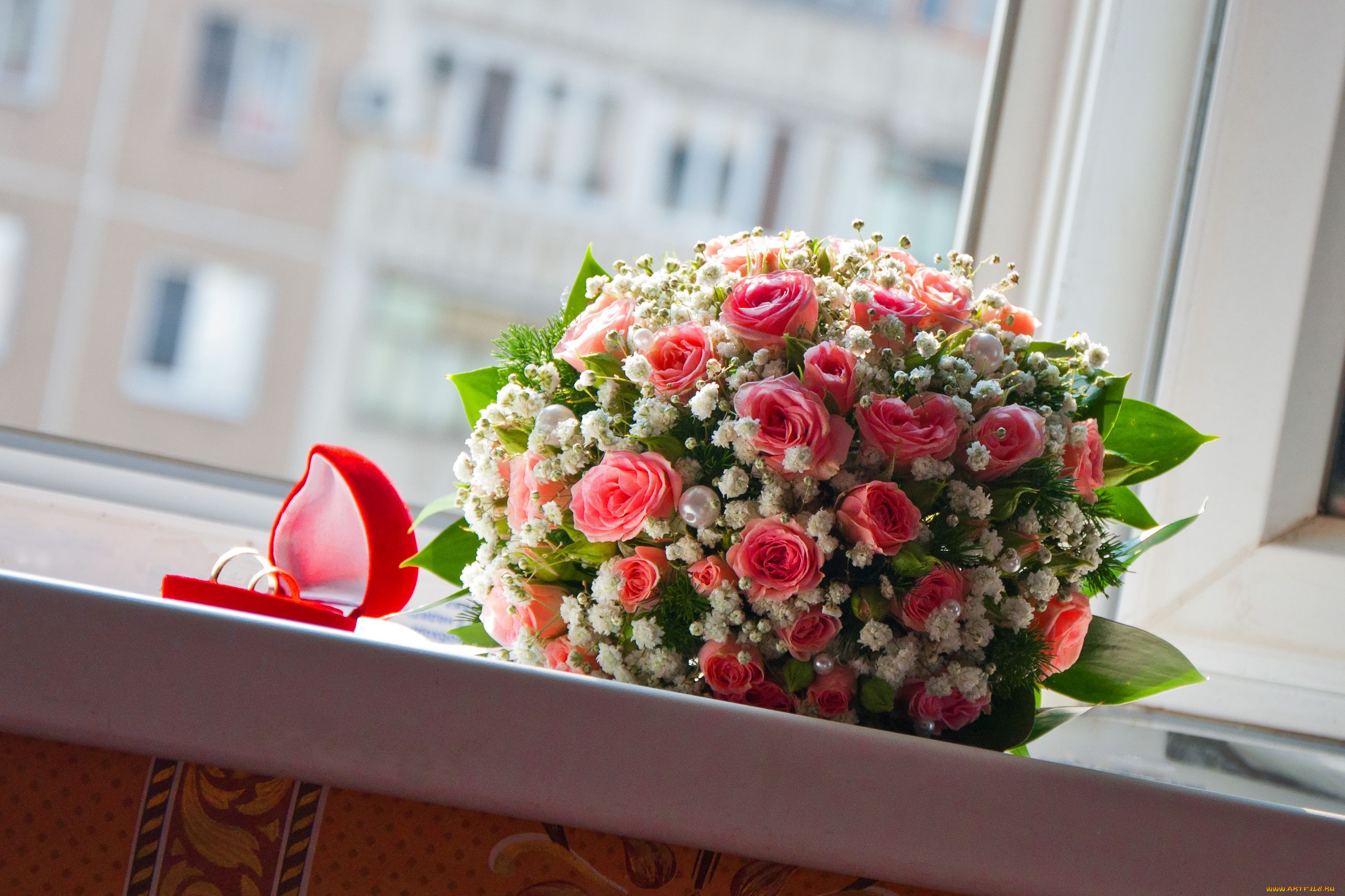 Много цветов на столе. Кустовые розы с гипсофилой. Букет невесты розы и гипсофила. Букет шикарный. Шикарные цветы.