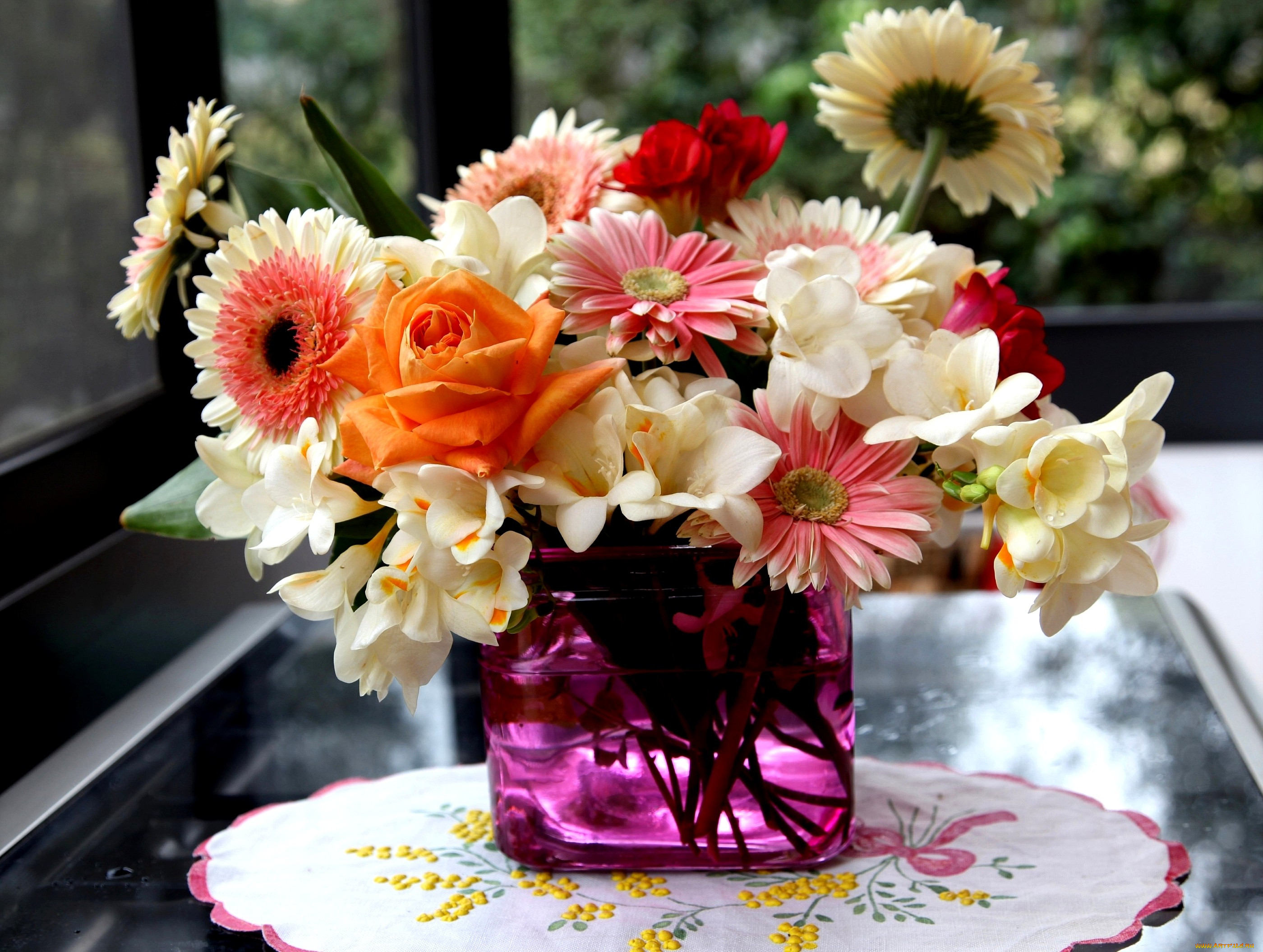 Картинка с цветами на столе. Фрезия герберы букет. Шикарные цветы в вазе. Букет цветов на столе.