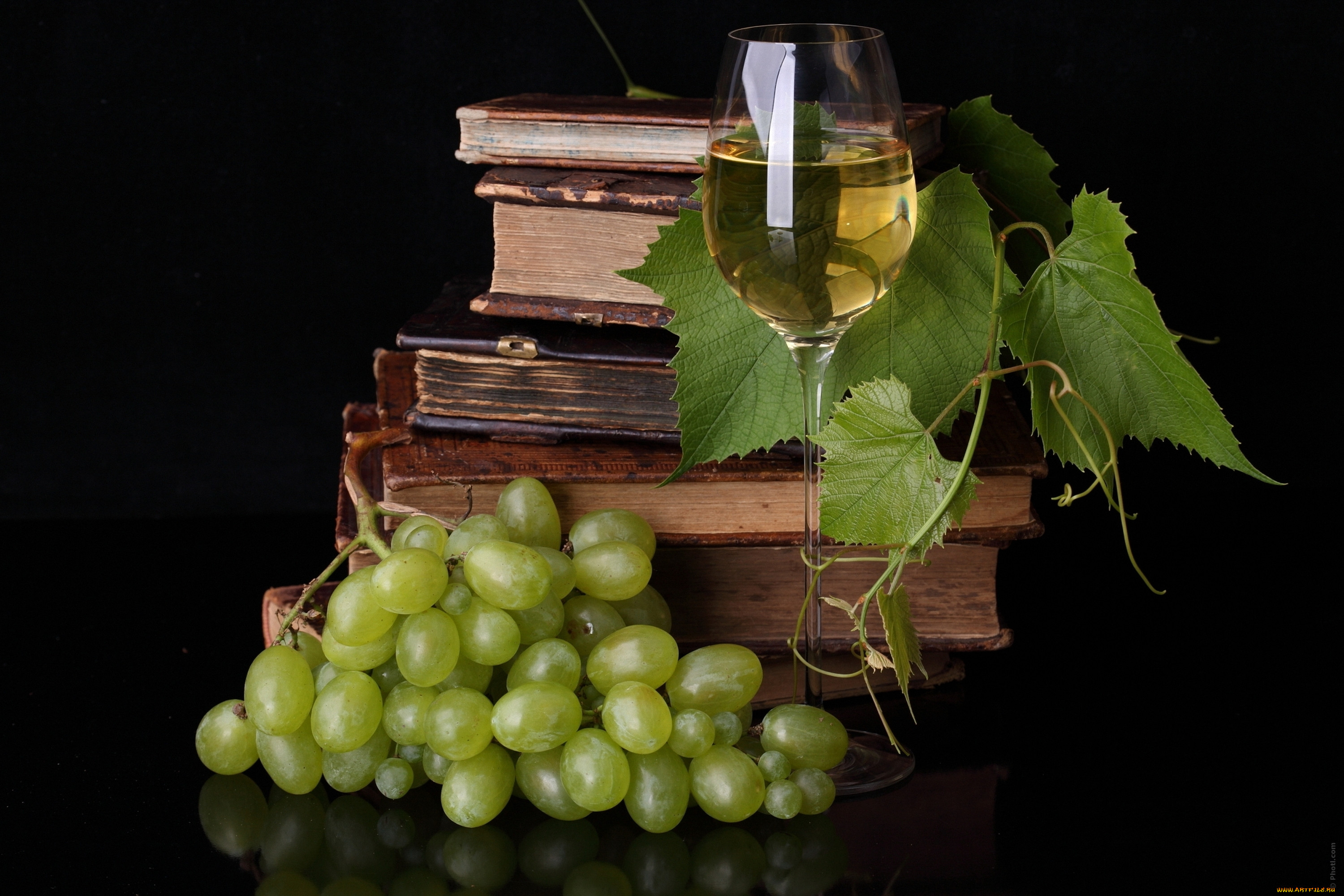 Черный виноград вино. Натюрморт с виноградом. Гроздь винограда. Виноград зеленый. Вино и виноград.