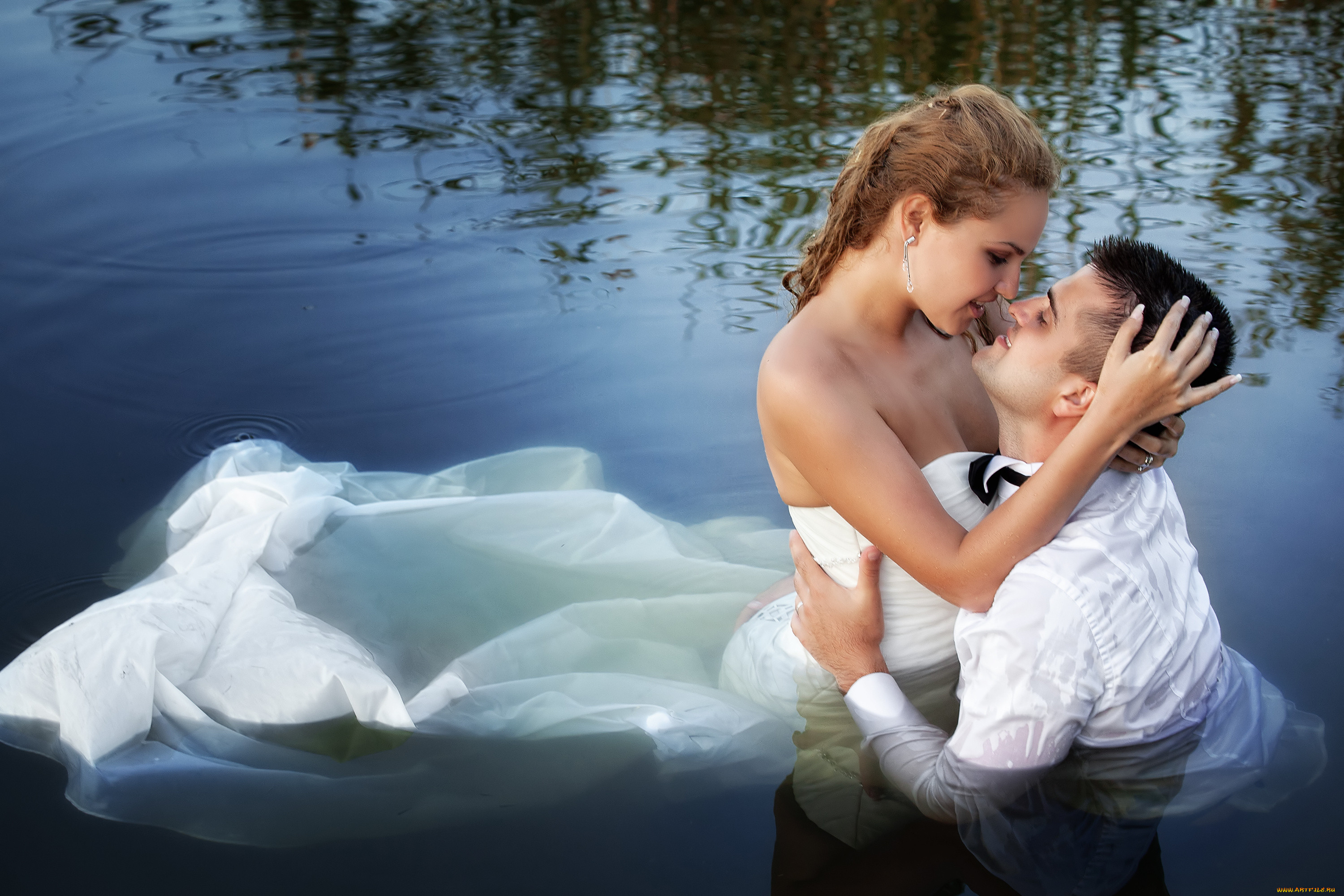 Романтик парен. Влюбленные на речке. Фотосессия в воде. Романтичный мужчина. Свадебная фотосессия в воде.