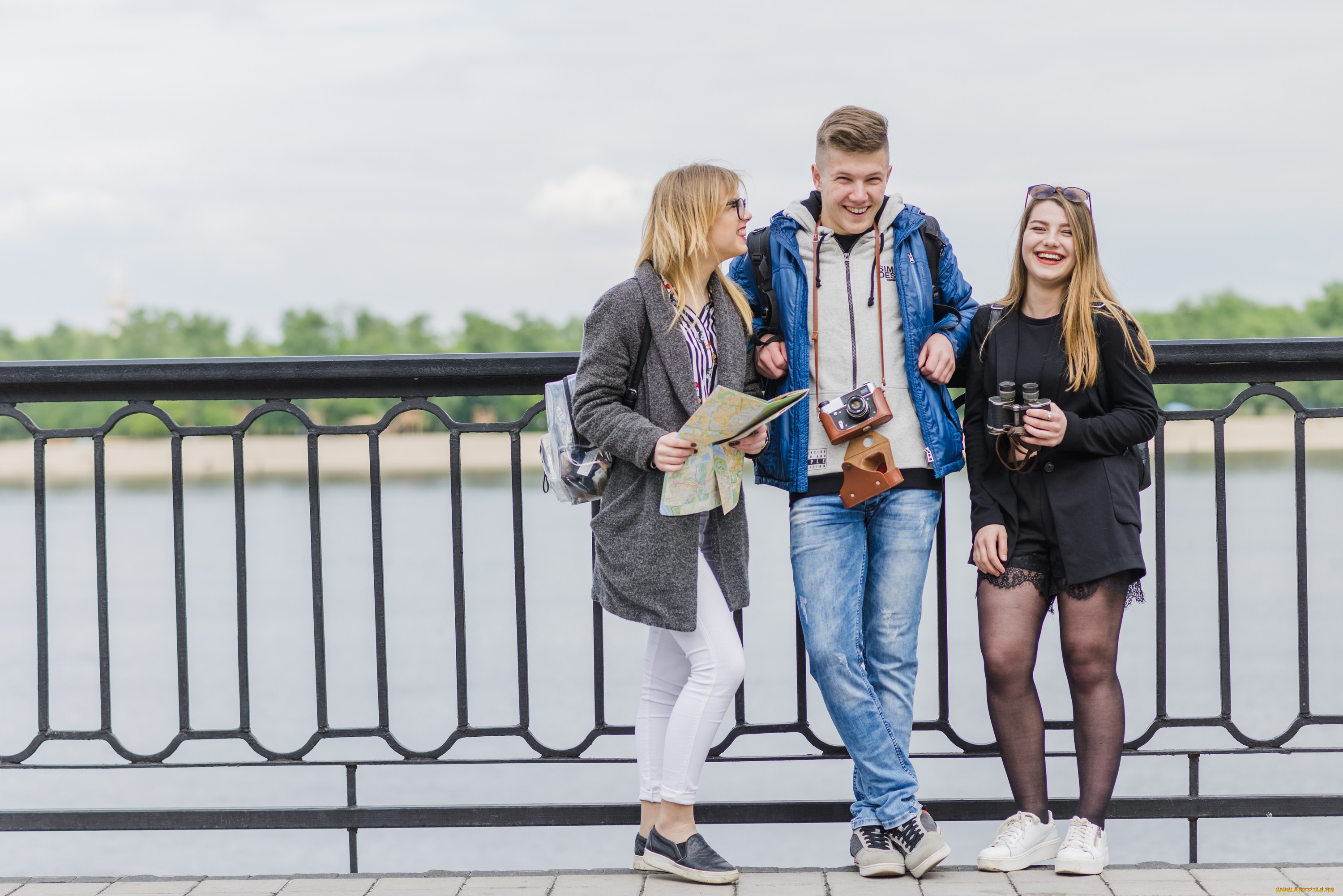 Идут страница. Подростки 2 парня и девушка в городе реклама. Картинка Северного шведского города с девушкой мода.