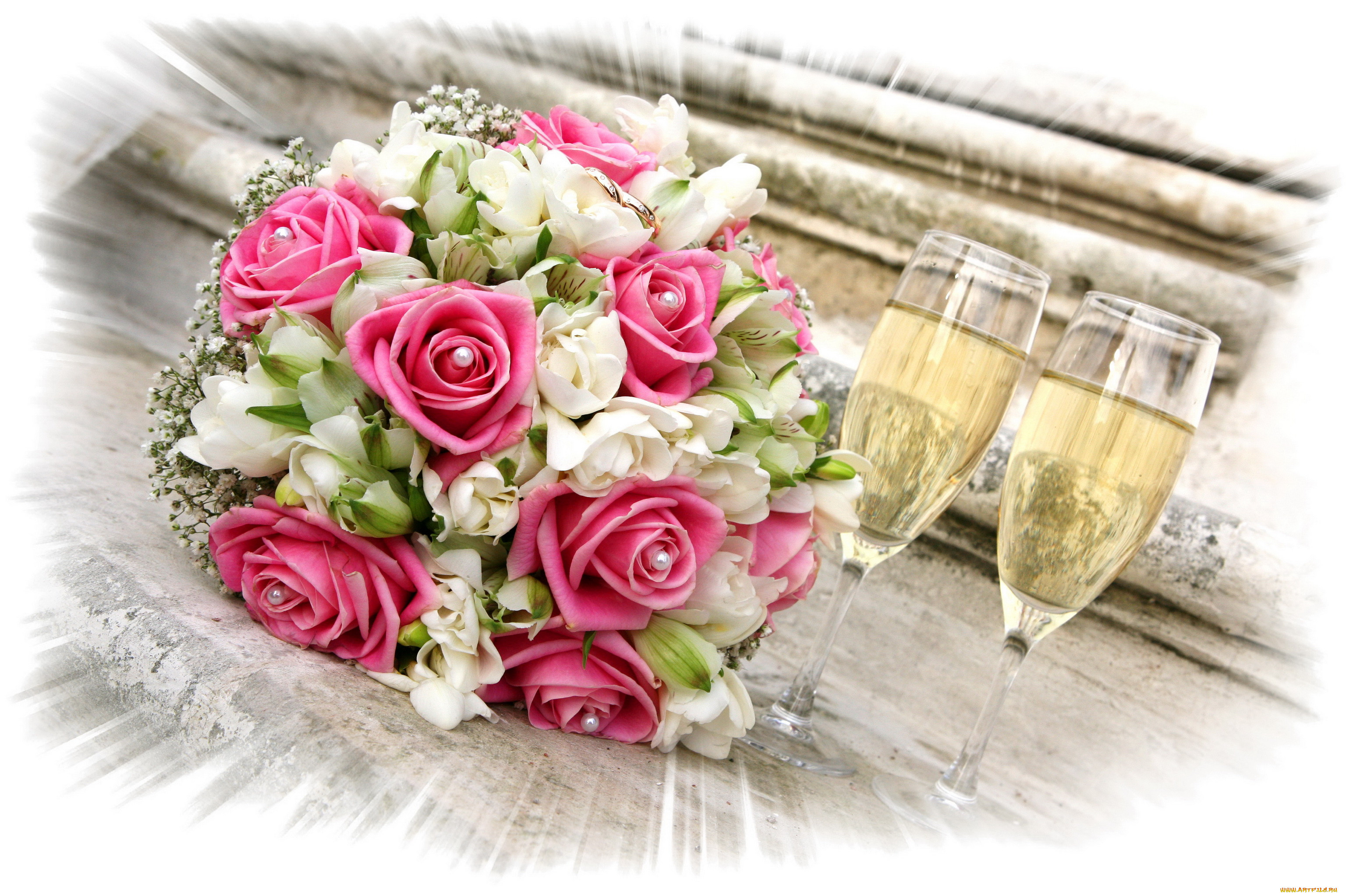 Шампанское и розы 34. Свадебные букеты поздравительные. Букет цветов на помолвку. Свадебный букет и шампанское. Букет на годовщину свадьбы.