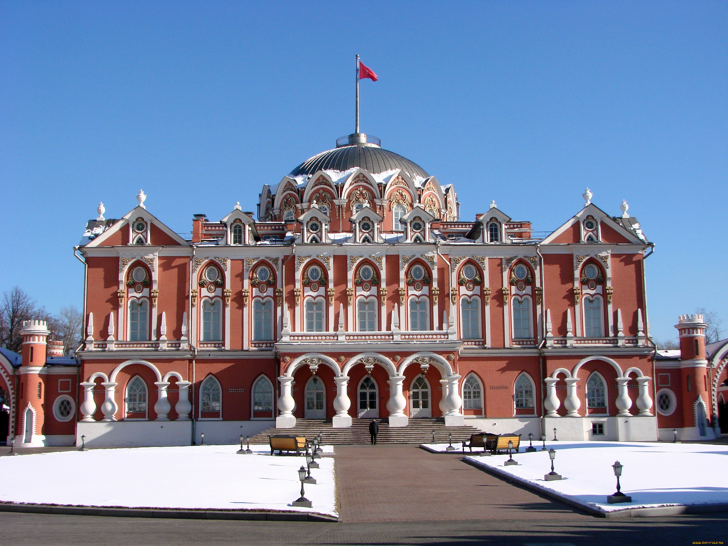 Петровский замок в москве