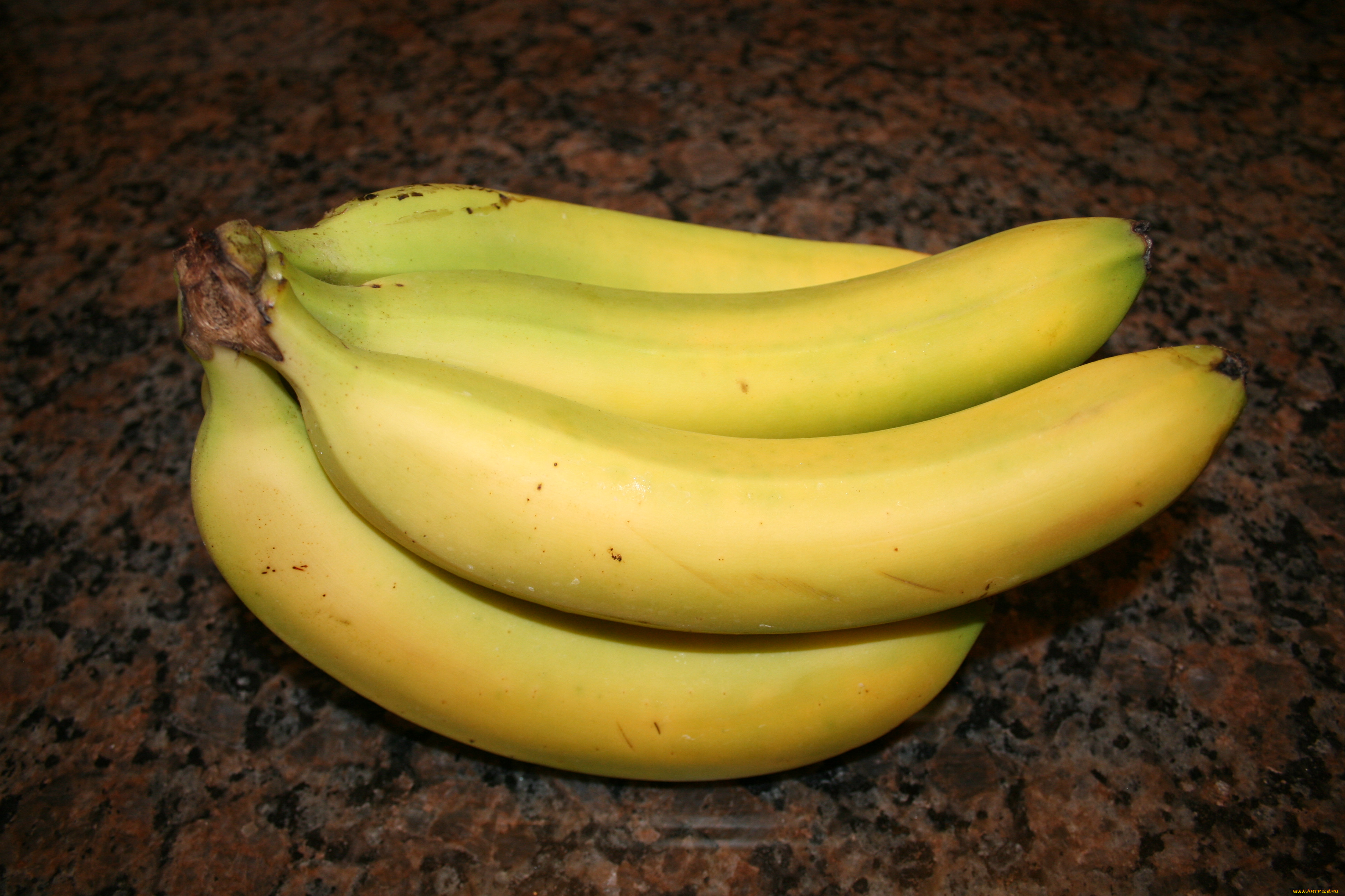 Мандарин 1 банан. Банан. Десертный банан. Банан на столе. Банан домашний.