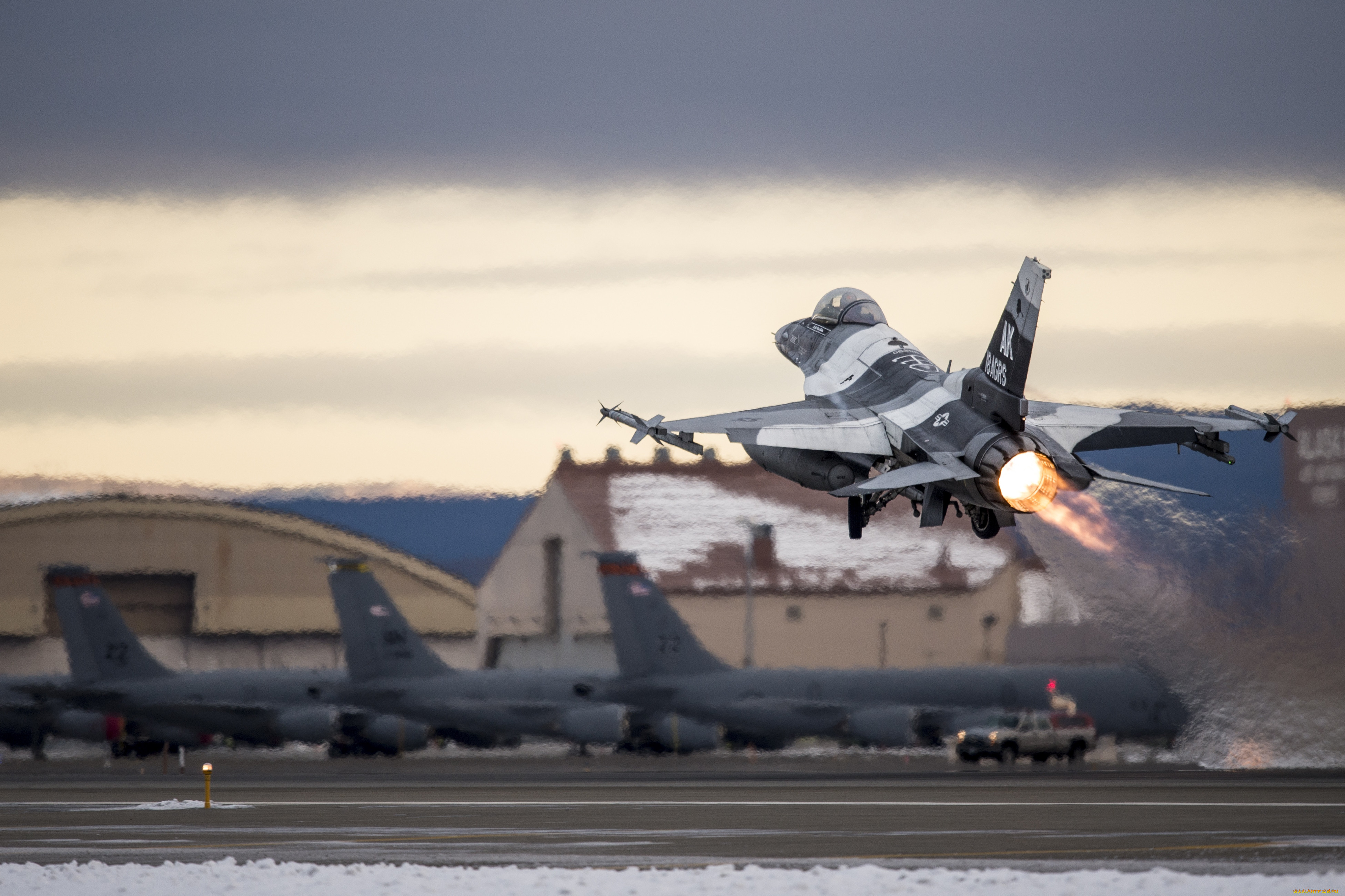 Бой с f 16. F-16 Fighting Falcon. General Dynamics f-16. F-16 ВВС США. F 16 us Air Force.