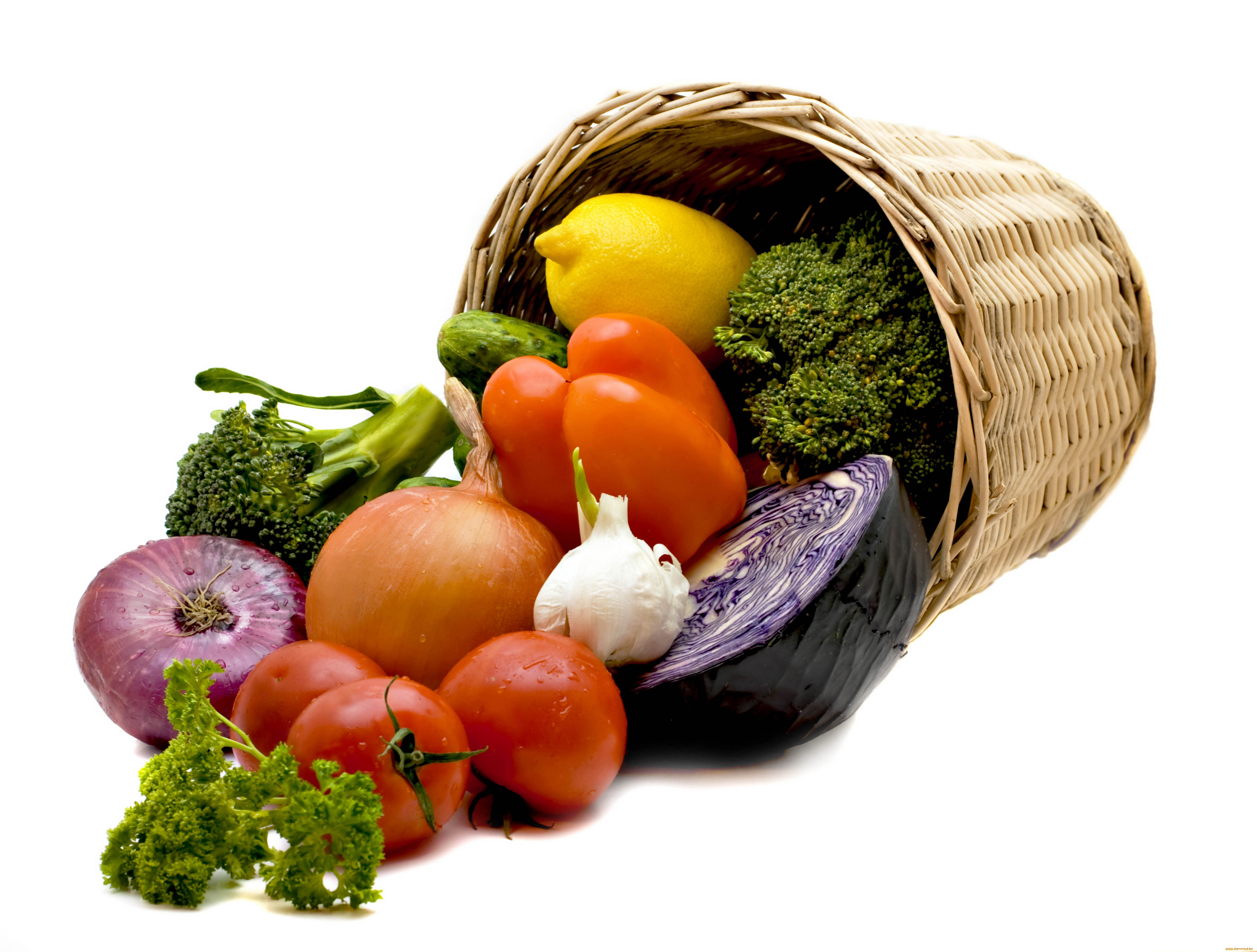 Корзина с овощами и фруктами