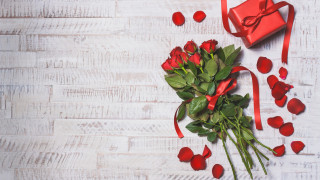      1920x1080 ,   ,  ,  , roses, gift, valentine's, day, hearts, , , romantic, wood, love, red