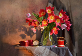 цветы, тюльпаны, шаль, коробка, будильник, ткань, часы, кувшин, столик