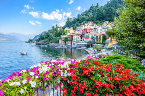 Varenna, Italy on Lake Como     2048x1365 varenna,  italy on lake como, , - , 