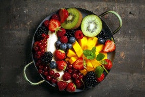 еда, фрукты,  ягоды, киви, смородина, ежевика, клубника