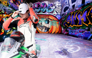 мужчины, wang yi bo, кепка, шлем, мотоцикл, двор, граффити