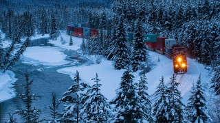 техника, поезда, заснеженные, деревья, поезд, замерзшая, река, лес, зима, снег, контейнеры