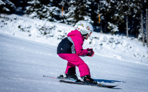 спорт, лыжный спорт, девочка, шлем, лыжи, склон, снег