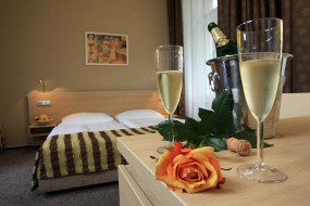 интерьер, спальня, кровать, бокалы, шампанское, роза, бутылка