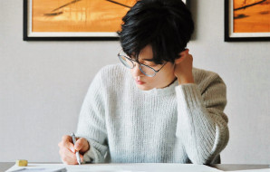 мужчины, xiao zhan, актер, очки, свитер, ручка