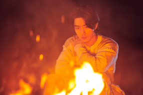 мужчины, xiao zhan, актер, свитер, костер, огонь, искры