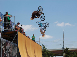 Mat Hoffman and Kevin Robinson - Dual Flips     1600x1200 mat, hoffman, and, kevin, robinson, dual, flips, , bmx